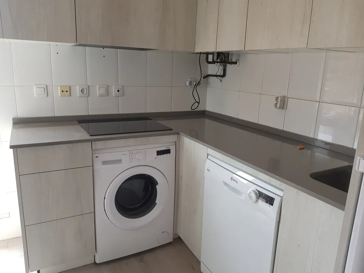 Cocina blanca con acabado mate instalada en León