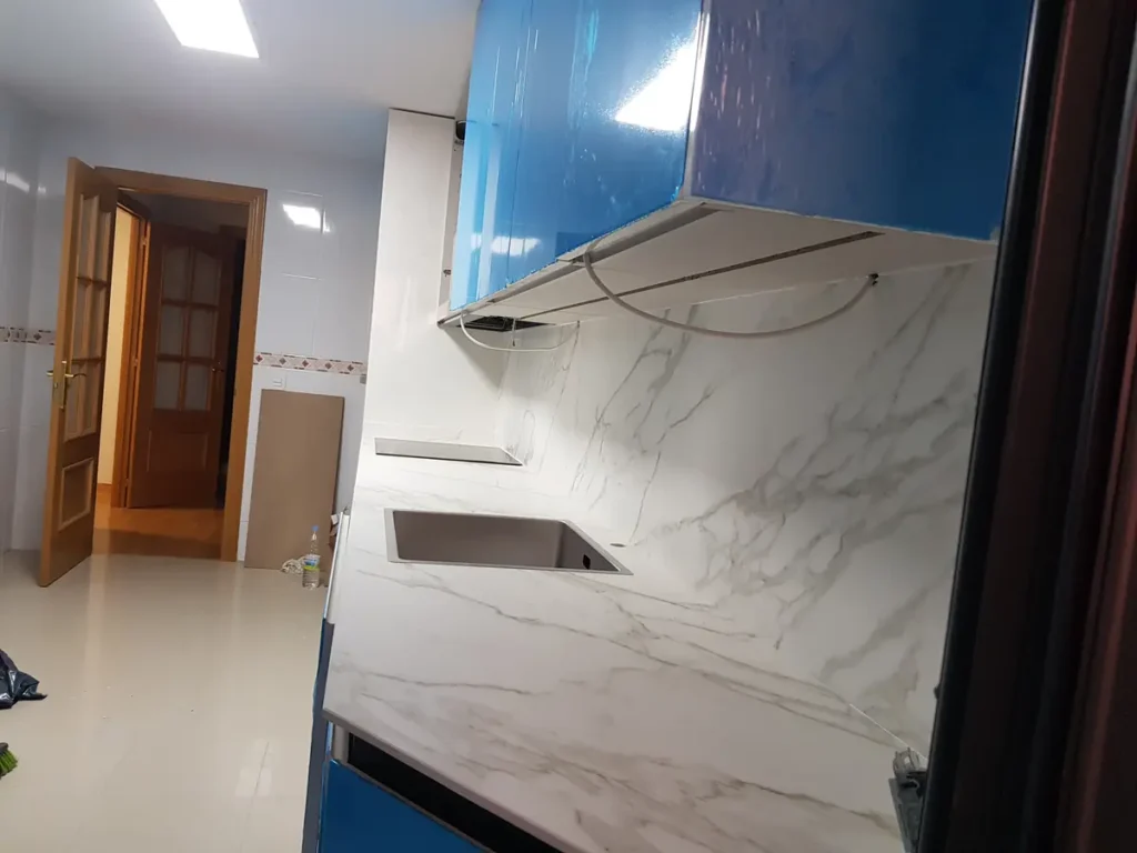 Encimera de porcelánico imitación mármol en cocina moderna