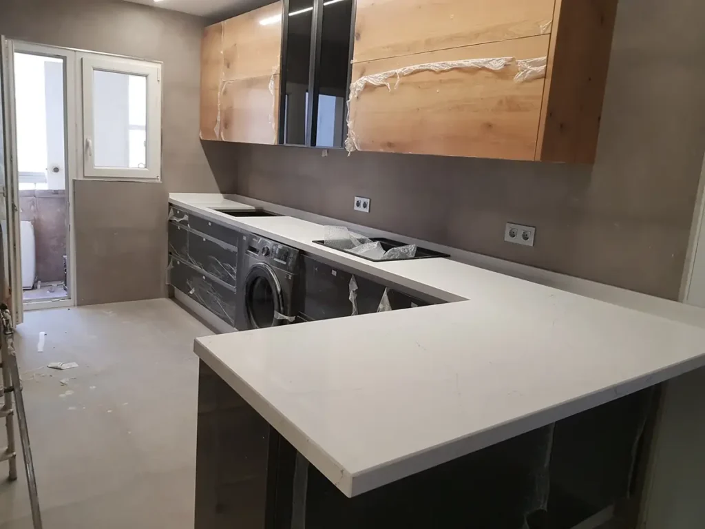 Cocina con encimera de porcelanico