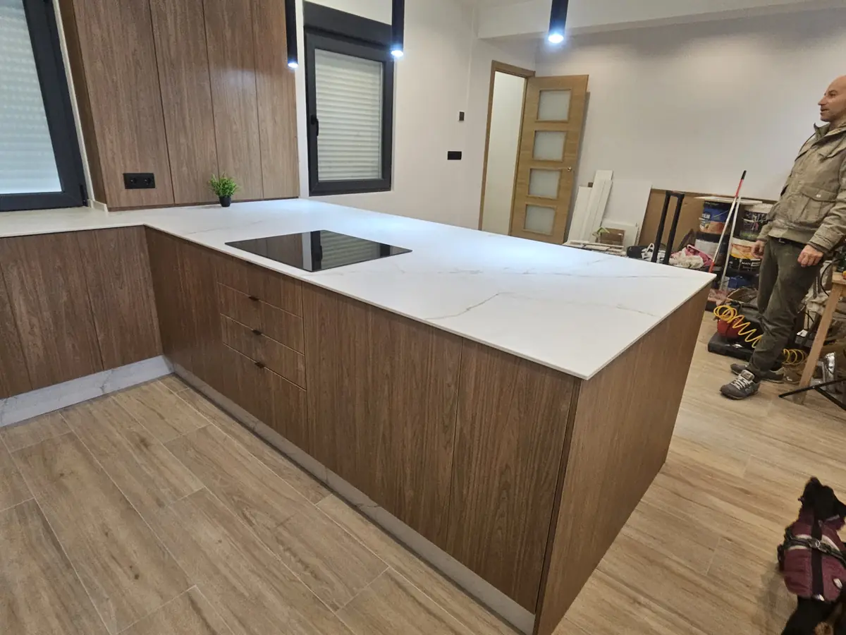 cocina-l-peninsula-madera-encimera-blanca-veteada-leon