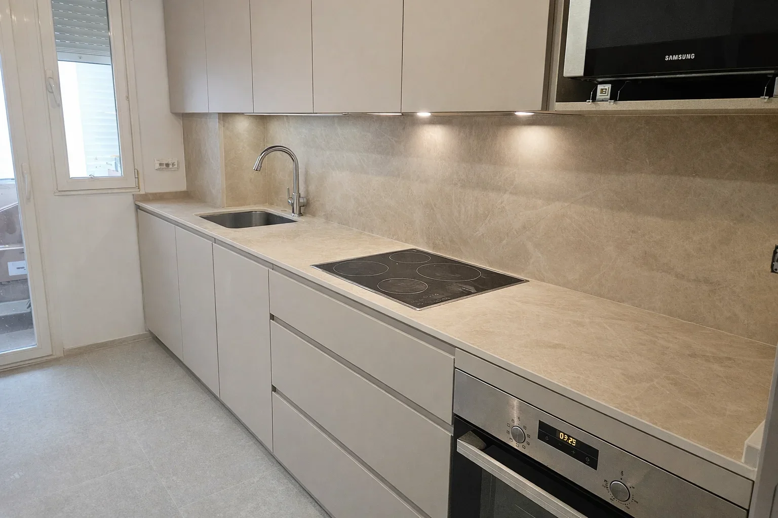 Cocina moderna minimalista con detalles metálicos en León